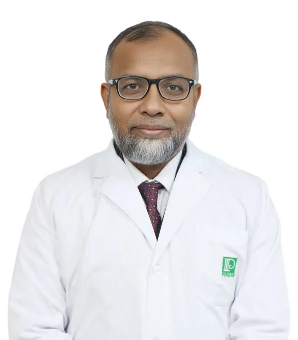 অ্যাপ্রন পরিহিত অধ্যাপক ডাঃ আ. ফ. ম. মোমতাজুল হক
